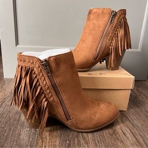 Indigo rd. Jabaret Tan Faux Suede Fringe Double Zipper Ankle Boot Chunky Size 8